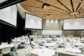 Conferencias en auditorios o pabellones